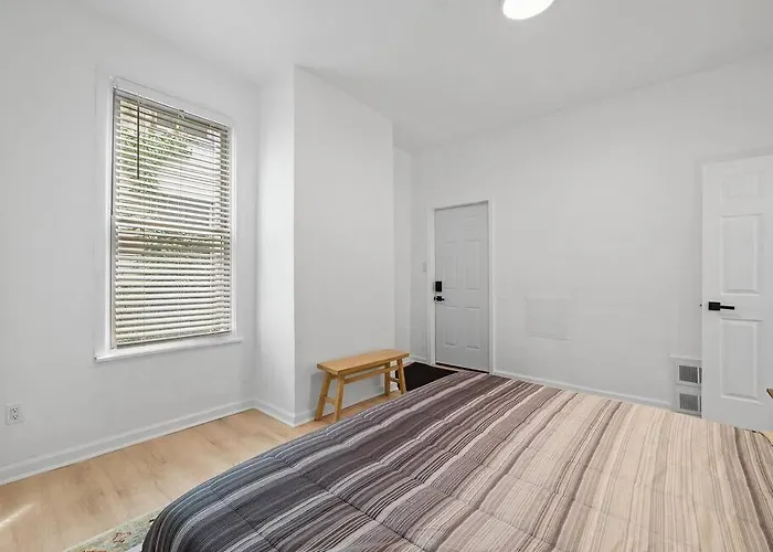 Shadyside, !1 Spacious & Modern 1 Bedroom With Parking Apartment